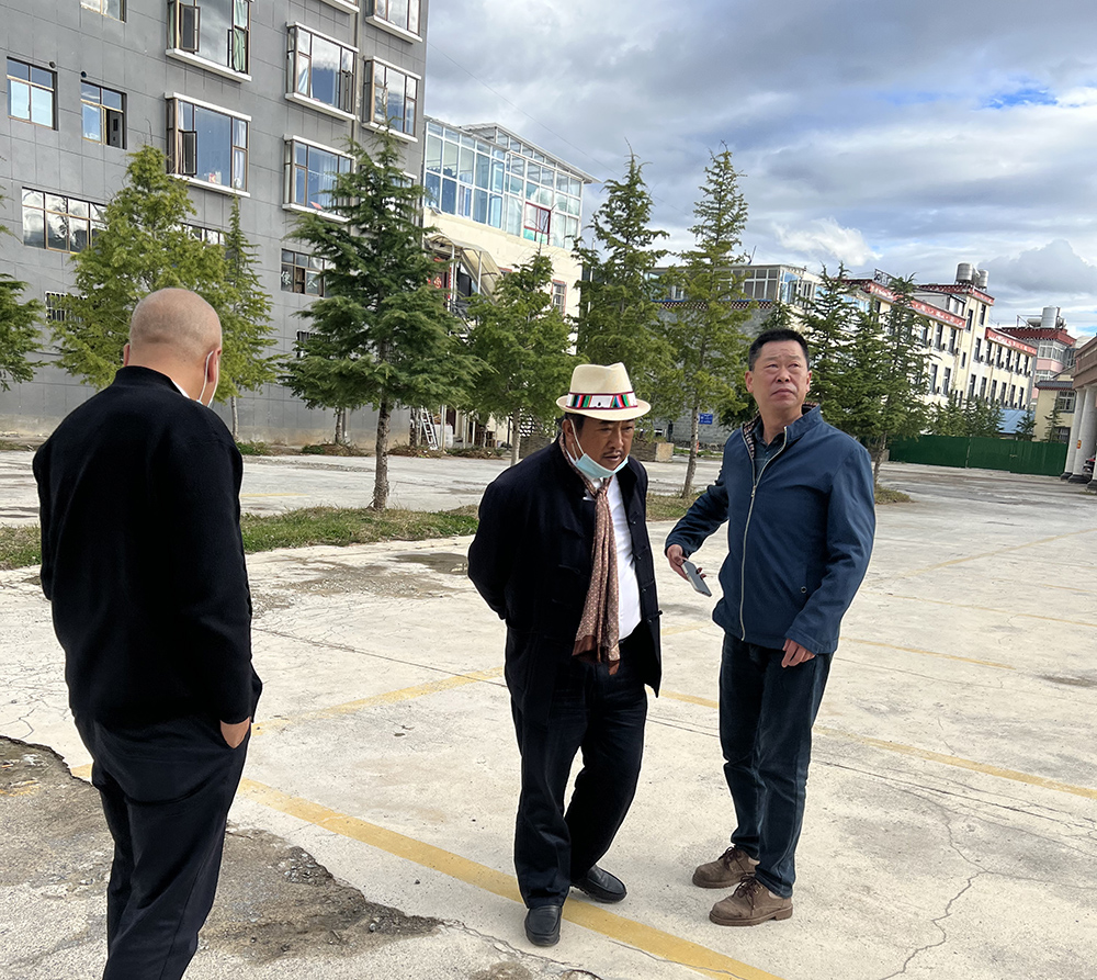 集團(tuán)董事長(zhǎng)楊四龍到集團(tuán)旗下香格里拉環(huán)太酒店、香格里拉正龍假日酒店、正龍星光燦爛KTV（環(huán)太店）等多地視察指導(dǎo)工作